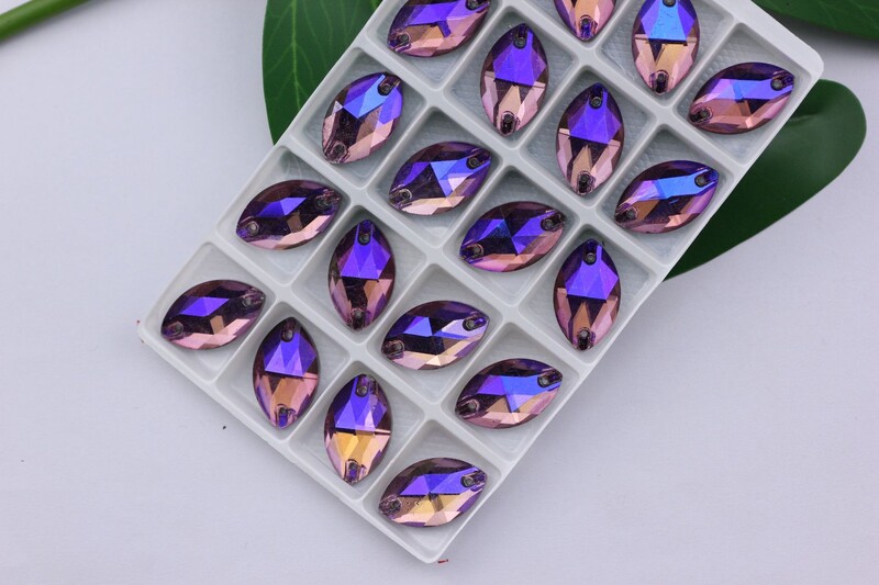 Tarpvalstybiniai gamintojai tiesiogiai patvirtina rankomis siūtą vestuvinę suknelę su deimantinio stiklo markize su plokščia sagtimi plokščiu dugnu, rankomis siūtą vestuvinę suknelę su deimantais Drabužių priedai