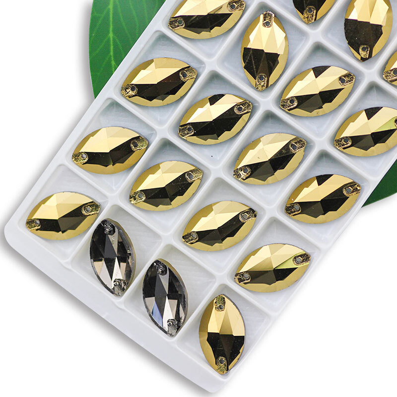 Tarpvalstybiniai gamintojai tiesiogiai patvirtina rankomis siūtą vestuvinę suknelę su deimantinio stiklo markize su plokščia sagtimi plokščiu dugnu, rankomis siūtą vestuvinę suknelę su deimantais Drabužių priedai