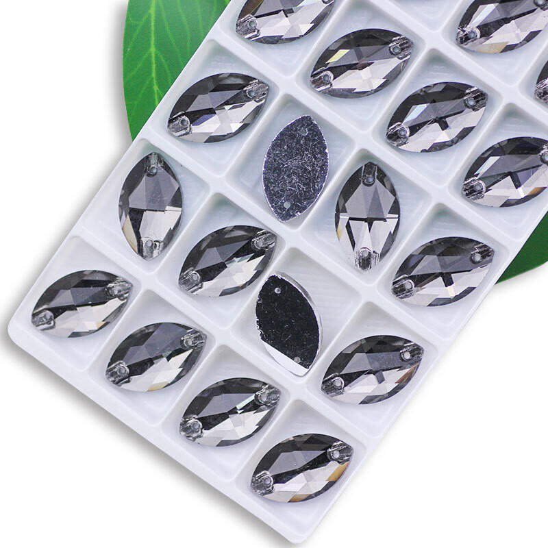 Tarpvalstybiniai gamintojai tiesiogiai patvirtina rankomis siūtą vestuvinę suknelę su deimantinio stiklo markize su plokščia sagtimi plokščiu dugnu, rankomis siūtą vestuvinę suknelę su deimantais Drabužių priedai