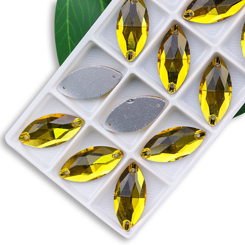 Tarpvalstybiniai gamintojai tiesiogiai patvirtina rankomis siūtą vestuvinę suknelę su deimantinio stiklo markize su plokščia sagtimi plokščiu dugnu, rankomis siūtą vestuvinę suknelę su deimantais Drabužių priedai