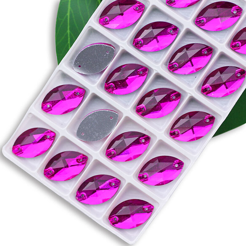 Tarpvalstybiniai gamintojai tiesiogiai patvirtina rankomis siūtą vestuvinę suknelę su deimantinio stiklo markize su plokščia sagtimi plokščiu dugnu, rankomis siūtą vestuvinę suknelę su deimantais Drabužių priedai