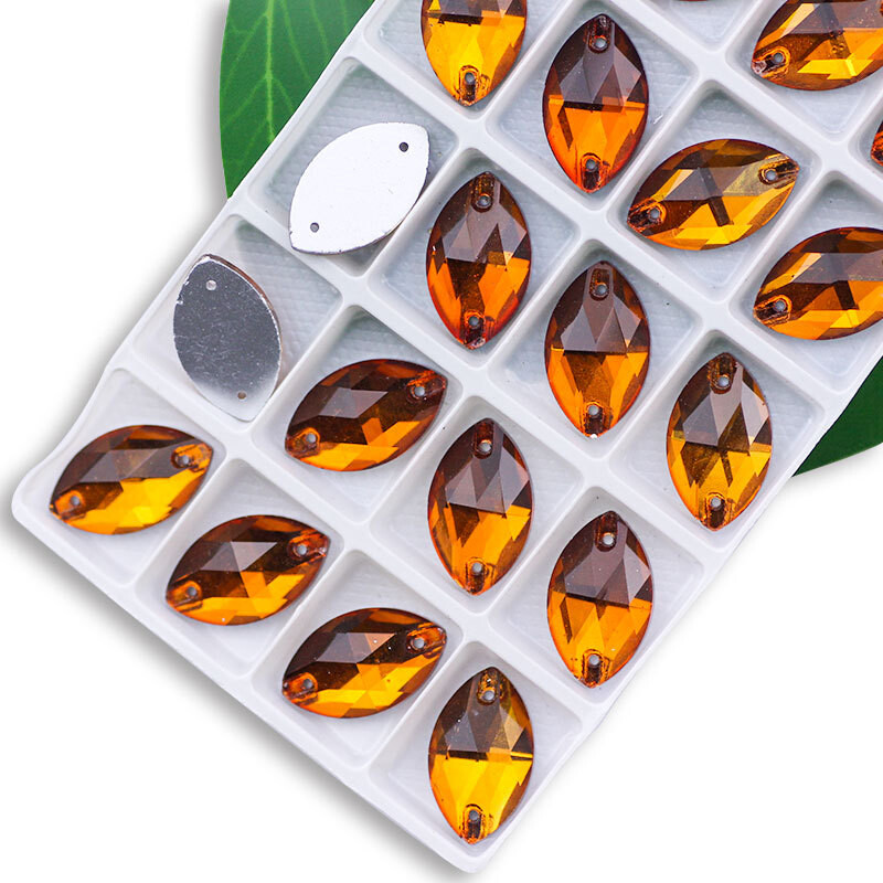 Tarpvalstybiniai gamintojai tiesiogiai patvirtina rankomis siūtą vestuvinę suknelę su deimantinio stiklo markize su plokščia sagtimi plokščiu dugnu, rankomis siūtą vestuvinę suknelę su deimantais Drabužių priedai