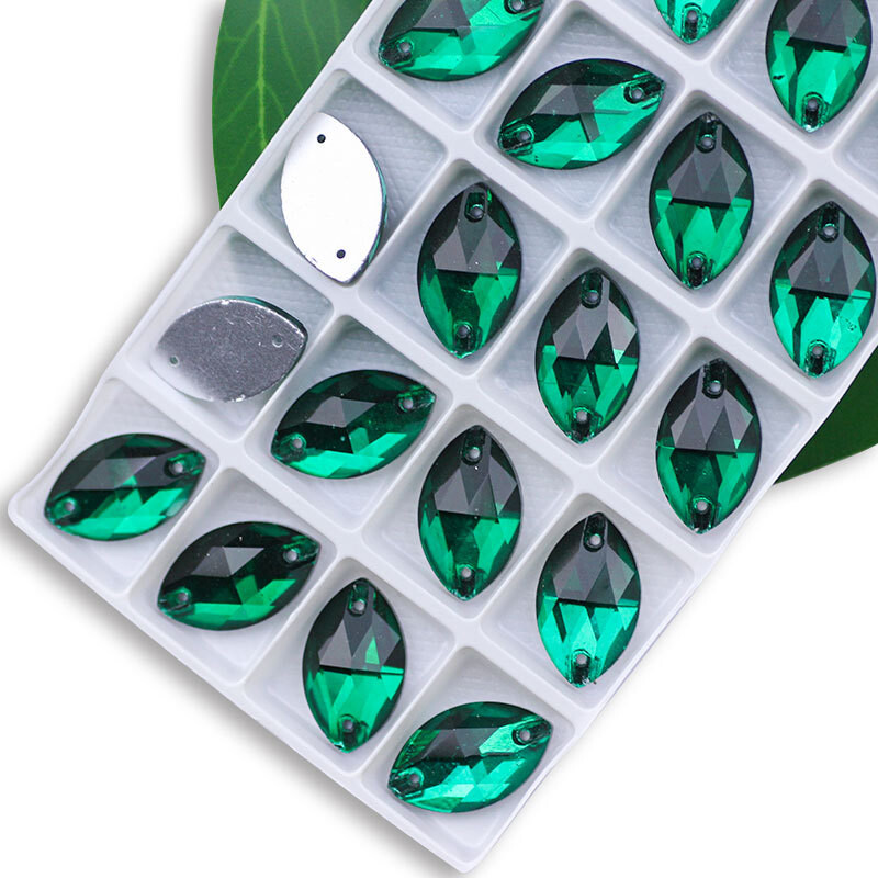 Tarpvalstybiniai gamintojai tiesiogiai patvirtina rankomis siūtą vestuvinę suknelę su deimantinio stiklo markize su plokščia sagtimi plokščiu dugnu, rankomis siūtą vestuvinę suknelę su deimantais Drabužių priedai