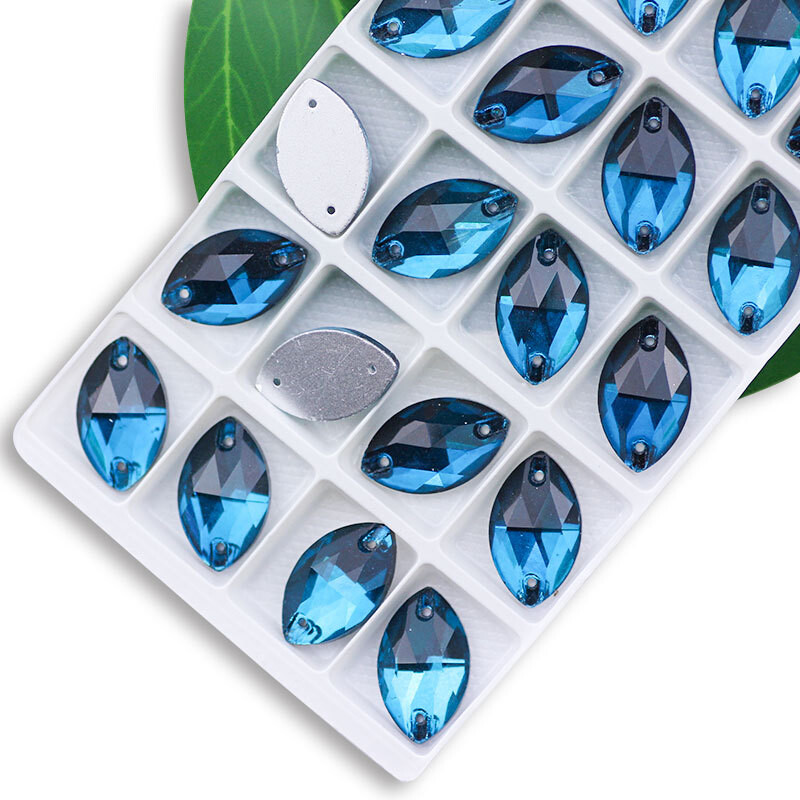 Tarpvalstybiniai gamintojai tiesiogiai patvirtina rankomis siūtą vestuvinę suknelę su deimantinio stiklo markize su plokščia sagtimi plokščiu dugnu, rankomis siūtą vestuvinę suknelę su deimantais Drabužių priedai