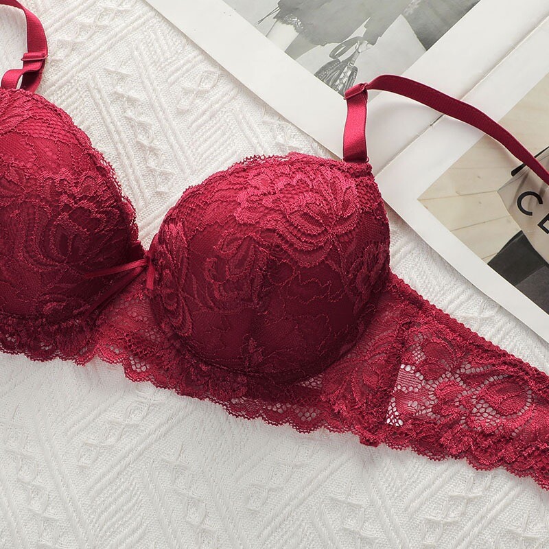 1 set crvenog čipkastog donjeg rublja sa žicom i seksi skupljenim grudnjacima
