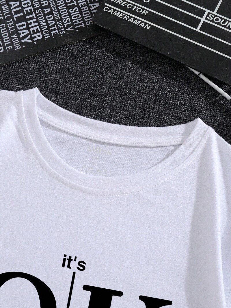 Labi, kodolīgs sauklis, grafisks vīriešu trikotāžas apģērbs, pieguļošs, apaļš kakla krekls.