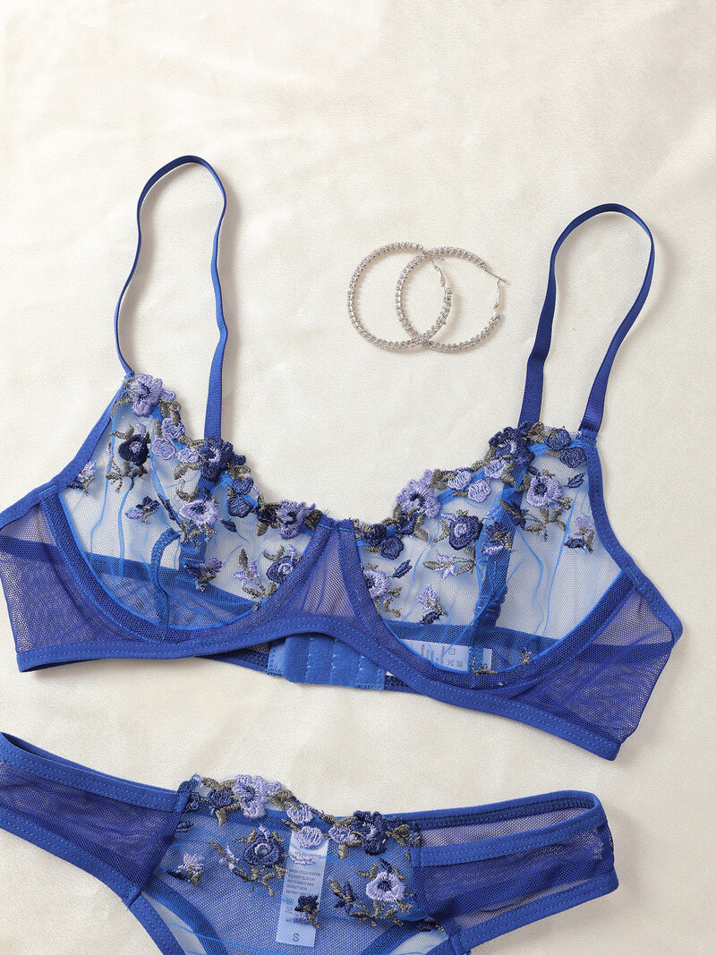 Divdaļīgs, seksīgs sieviešu apakšveļas komplekts, daļēji caurspīdīgs sieviešu apakšveļas izšuvums. Skaisti krūštura un biksīšu komplekti, erotiski tērpi