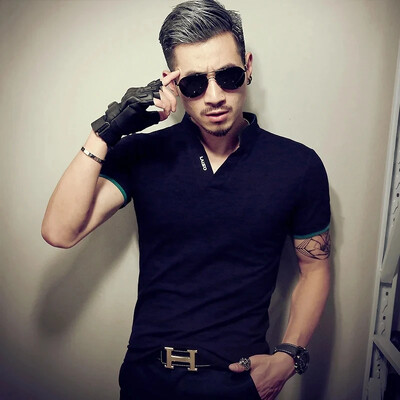 Vīriešu polo krekli ar V kakla izgriezumu, 2024. gada vasaras modes vienkrāsains T-krekls ar īsām piedurknēm