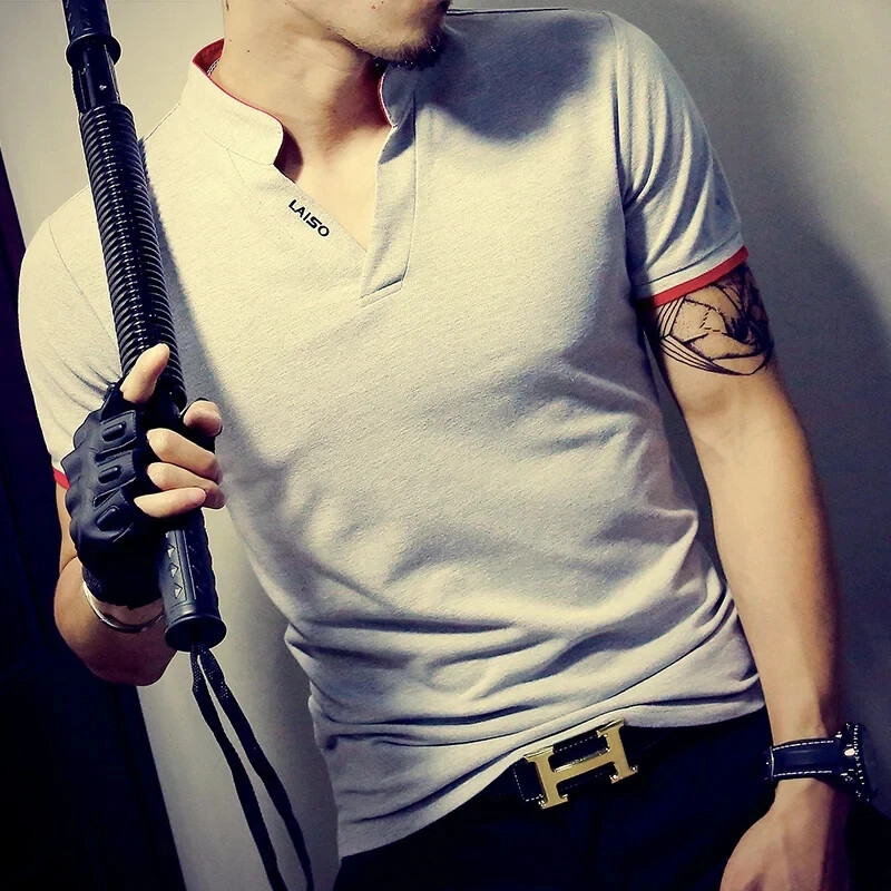 Vīriešu polo krekli ar V kakla izgriezumu, 2024. gada vasaras modes vienkrāsains T-krekls ar īsām piedurknēm