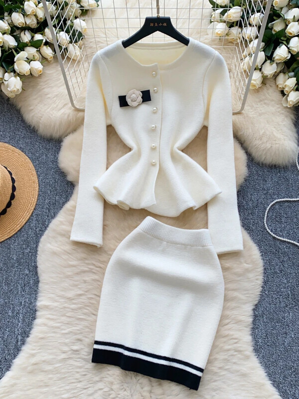 Franču stila rudens trikotāžas kostīmi dāmām ar pērļu pogām garām piedurknēm tops + elastīgs mini komplekts gurnu svārki Elegants džemperis 2 daļ.