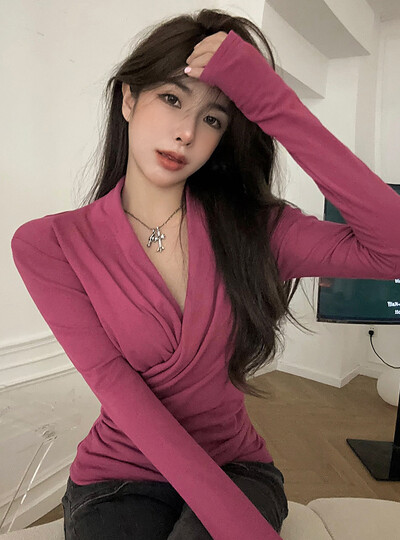 Risti V-kaelusega plisseeritud alumine T-särk naiste kevade jaoks, uus saleda kehaehitusega ja salendav temperamendiga pikkade varrukatega särk naiste top 339Q