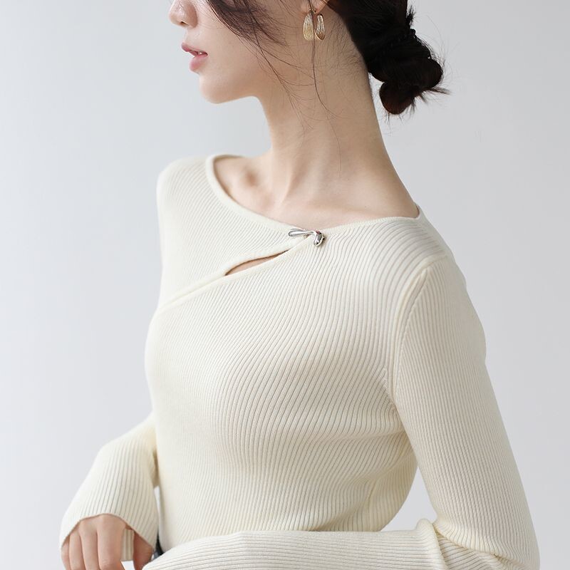 Nove proljetne i jesenske ženske jednobojne uske korejske majice s dugim rukavima i O-izrezom, izdubljene nepravilne metalne kopče