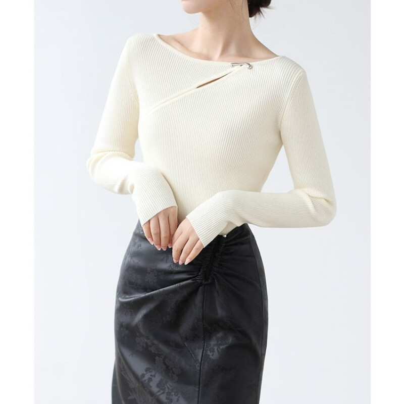 Nove proljetne i jesenske ženske jednobojne uske korejske majice s dugim rukavima i O-izrezom, izdubljene nepravilne metalne kopče