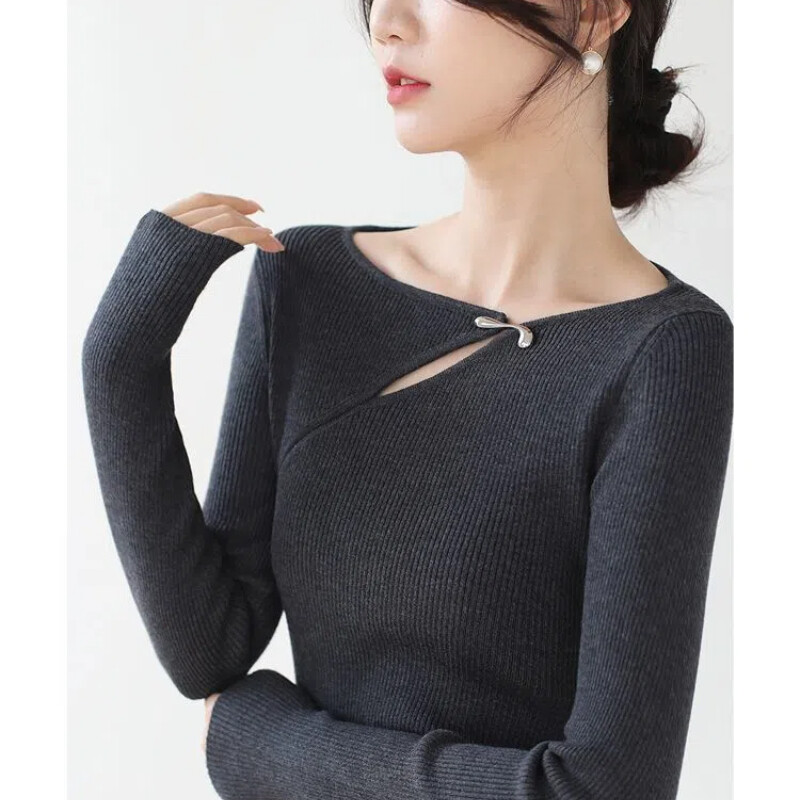 Nove proljetne i jesenske ženske jednobojne uske korejske majice s dugim rukavima i O-izrezom, izdubljene nepravilne metalne kopče