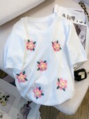 2024. gada vasaras plāns, ziediem izšūts, rievotas apdares džemperis, ikdienas apģērbs ar īsām piedurknēm.