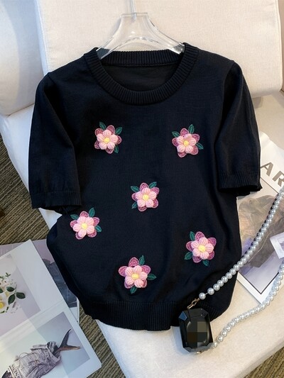 2024. gada vasaras plāns, ziediem izšūts, rievotas apdares džemperis, ikdienas apģērbs ar īsām piedurknēm.