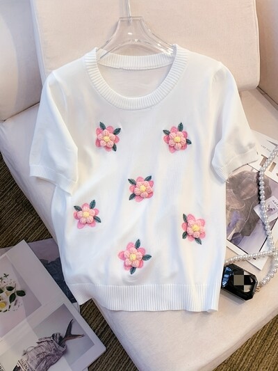 2024. gada vasaras plāns, ziediem izšūts, rievotas apdares džemperis, ikdienas apģērbs ar īsām piedurknēm.