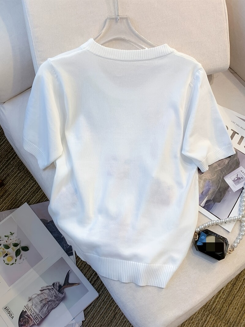 2024. gada vasaras plāns, ziediem izšūts, rievotas apdares džemperis, ikdienas apģērbs ar īsām piedurknēm.