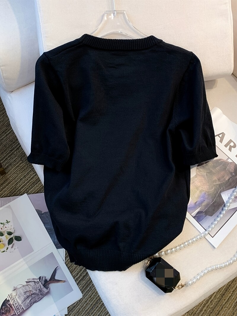 2024. gada vasaras plāns, ziediem izšūts, rievotas apdares džemperis, ikdienas apģērbs ar īsām piedurknēm.