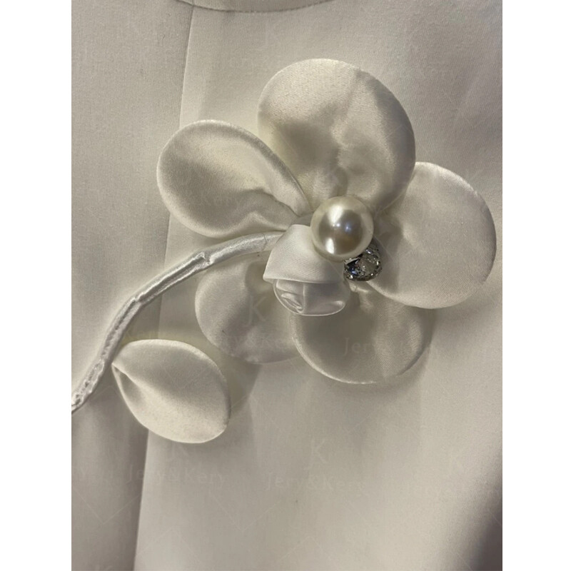 Sieviešu apģērbi 2024. gada jauns vasaras elegants, elegants, balts 3D puķu krelles dizaina T-krekls ar īsām piedurknēm, šauras, sadalītas