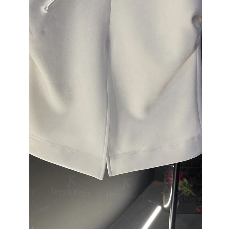 Sieviešu apģērbi 2024. gada jauns vasaras elegants, elegants, balts 3D puķu krelles dizaina T-krekls ar īsām piedurknēm, šauras, sadalītas