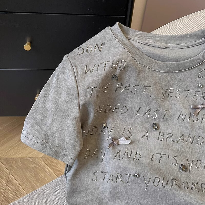 T-krekls ar rievotu īsām piedurknēm, 2024. gada vasara, moderns izšuvums kvadrātveida pleciem, īss, apaļš kakla izgriezums, sieviešu apģērbs