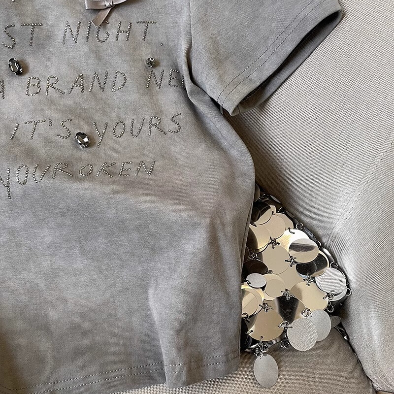 T-krekls ar rievotu īsām piedurknēm, 2024. gada vasara, moderns izšuvums kvadrātveida pleciem, īss, apaļš kakla izgriezums, sieviešu apģērbs