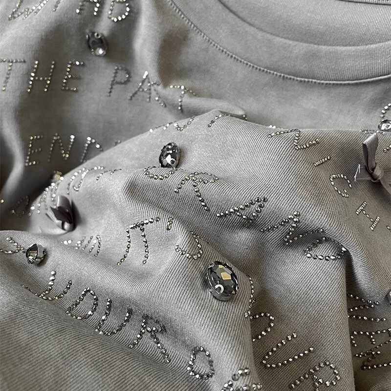 T-krekls ar rievotu īsām piedurknēm, 2024. gada vasara, moderns izšuvums kvadrātveida pleciem, īss, apaļš kakla izgriezums, sieviešu apģērbs