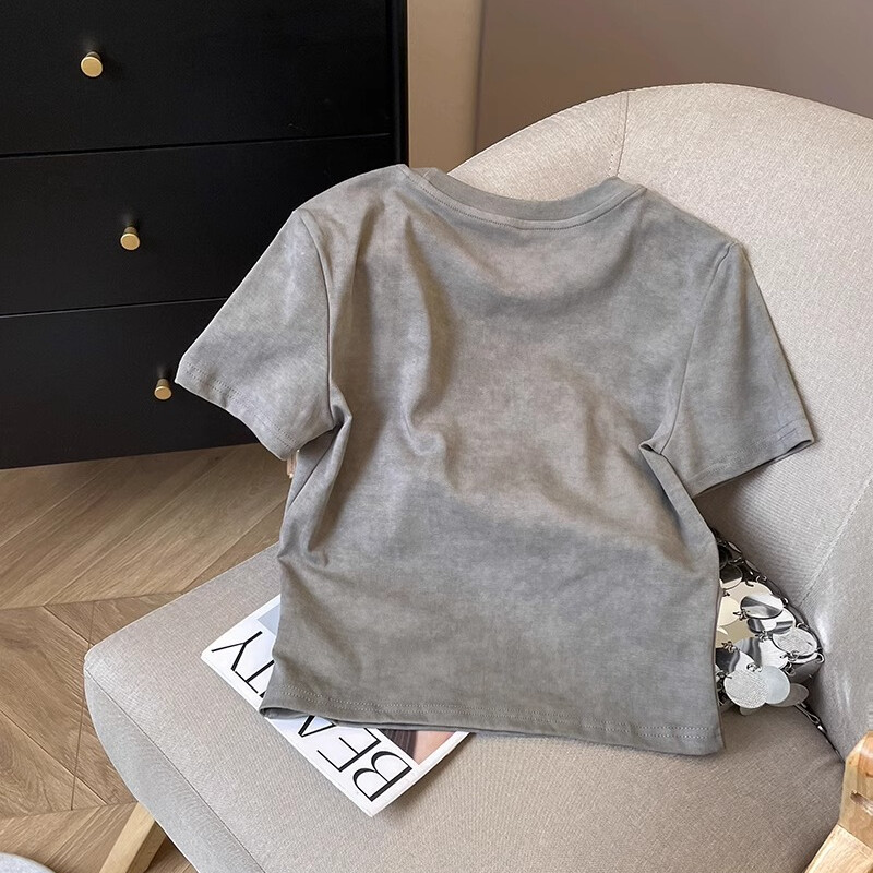 T-krekls ar rievotu īsām piedurknēm, 2024. gada vasara, moderns izšuvums kvadrātveida pleciem, īss, apaļš kakla izgriezums, sieviešu apģērbs