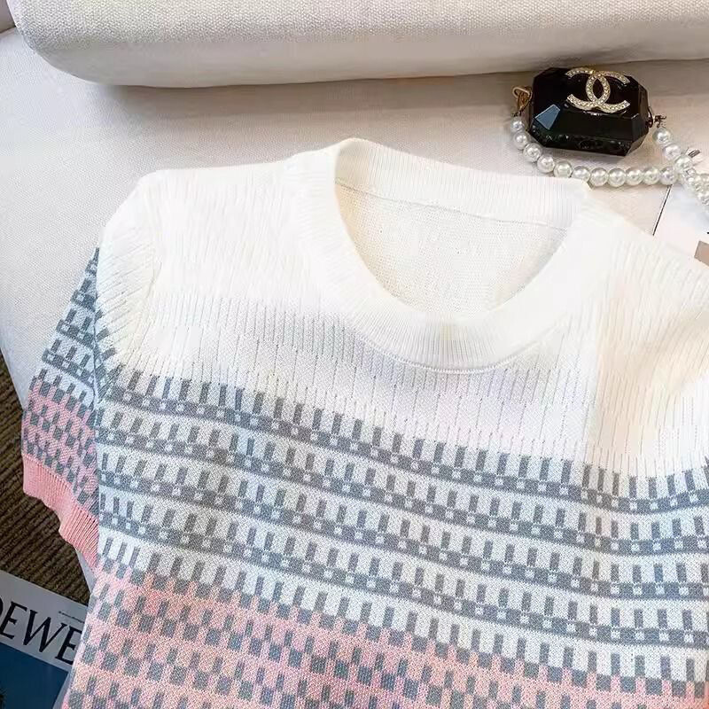 2024. gada jaunais vasaras korejiešu variants, minimālistisks ikdienas plāns, adīts ar īsām piedurknēm, noapaļots kakla kontrasts, svītrains sieviešu T-krekls