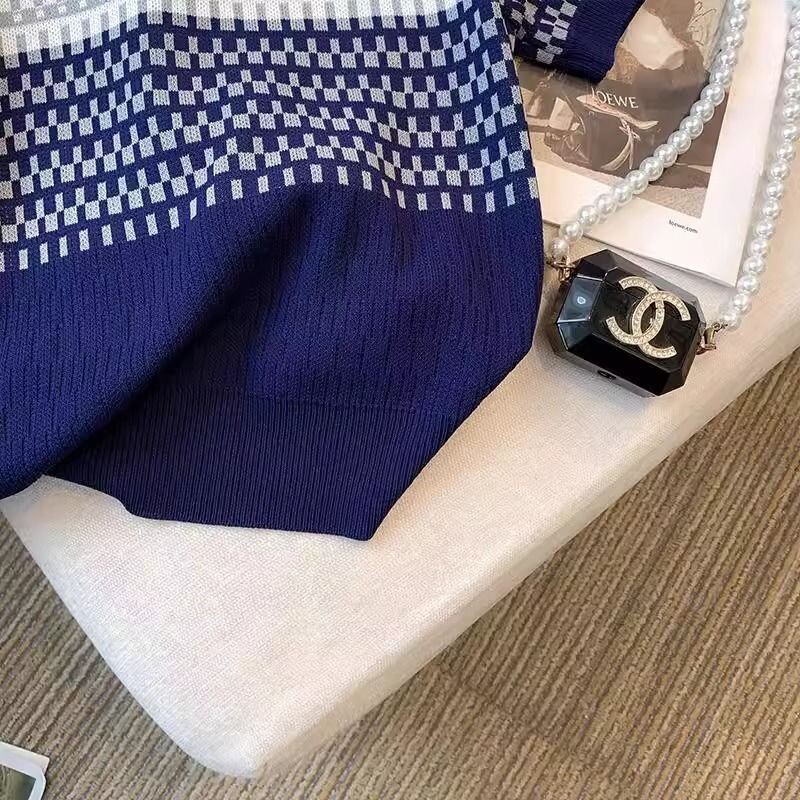 2024. gada jaunais vasaras korejiešu variants, minimālistisks ikdienas plāns, adīts ar īsām piedurknēm, noapaļots kakla kontrasts, svītrains sieviešu T-krekls