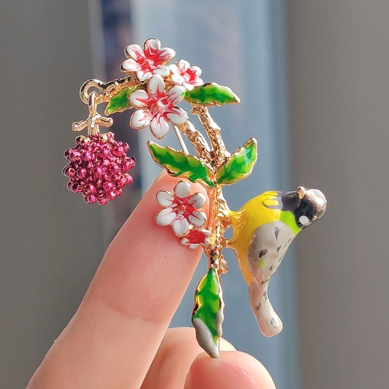 Lucky Flower Bird saktas sievietēm Emalja 2-krāsu Beauty Bird ar ziedu zaru Piespraudes nozīmītes piespraudes Elegantas ballītes rotaslietas dāvanas