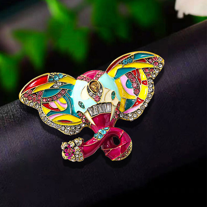 Vintage krāsaina ziloņu sakta ar kalnu kristāla rotājumiem stilīgai kleitai ar pret klaiņojošu dzīvnieku saktas piederumiem