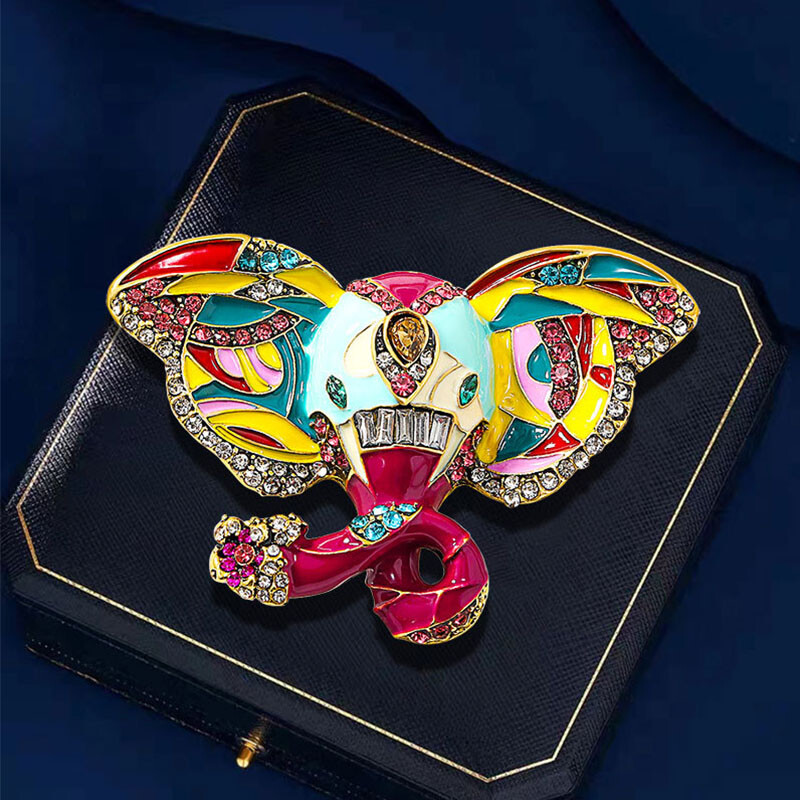 Vintage krāsaina ziloņu sakta ar kalnu kristāla rotājumiem stilīgai kleitai ar pret klaiņojošu dzīvnieku saktas piederumiem