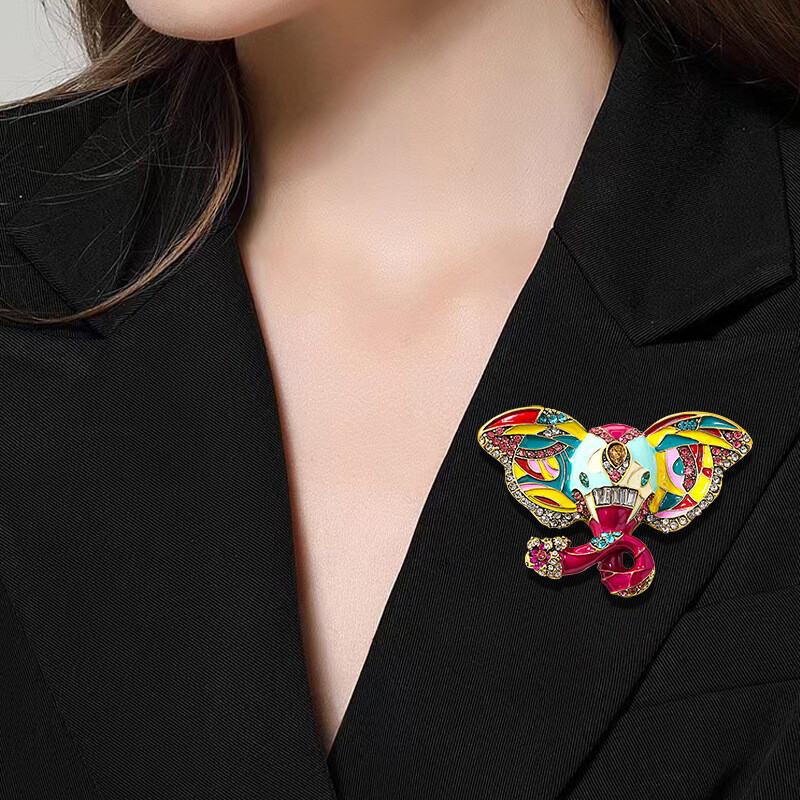 Vintage krāsaina ziloņu sakta ar kalnu kristāla rotājumiem stilīgai kleitai ar pret klaiņojošu dzīvnieku saktas piederumiem