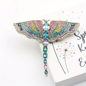 Liela pārspīlēta kalnu strēles kukaiņu spāres sakta dzīvnieku piespraudes aksesuārs unisex korsāža