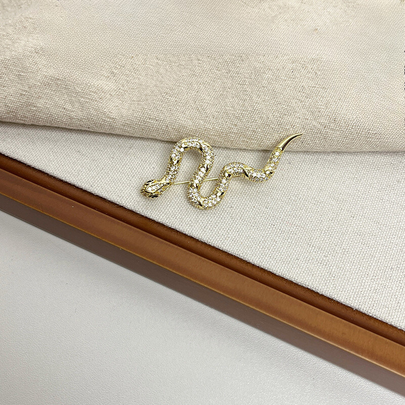 Модни бижута Сладък темперамент Метални брошки във формата на змия за жени Парти подаръци Деликатен дизайн Аксесоари Горещи продавани