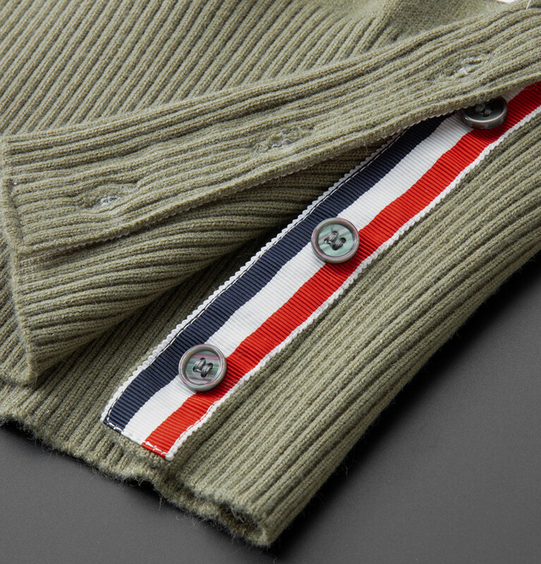 Augstas klases vīriešu trikotāžas džemperis ar augstu kakla apkakli. Pārdodas rudens ziemas modes klasisks svītrains dizains korejiešu stila džemperis