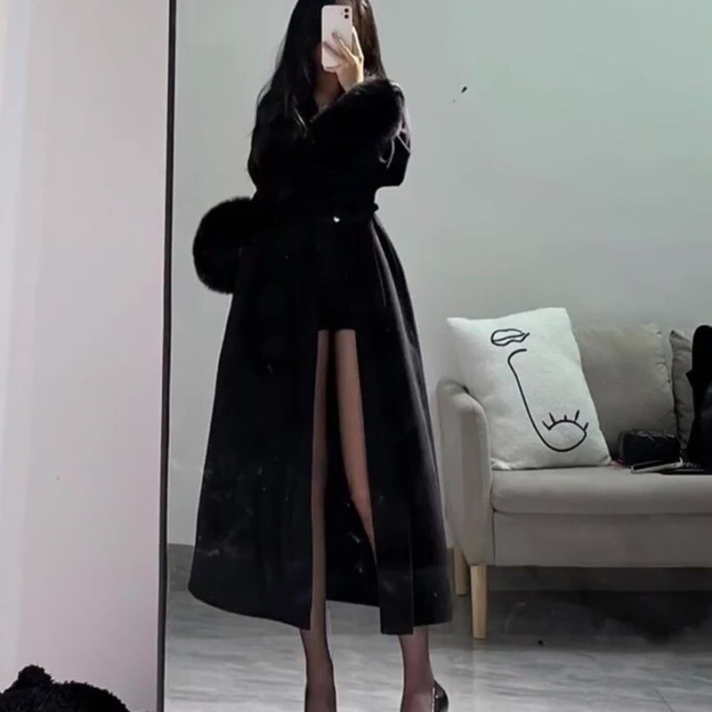 Ziemas vidēja līdz gara pūkains melns tvīda mētelis ar izplūdušām aprocēm, vaļīgs viduklis, augstas klases vilnas mētelis, daudzpusīga jaka sievietēm