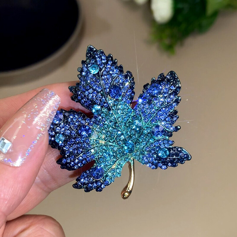 Novi emajlirani broševi od javorovog lišća s plavim kamenčićima za žene Luksuzni dizajn Vintage metalni ležerni uredski broš Igla Party vjenčani dar
