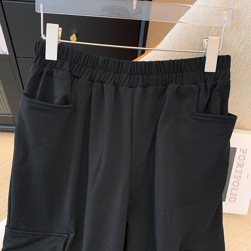 Pavasara un rudens sieviešu lielizmēra melnas ikdienas bikses brīvas elastīgas jostasvietas cargo deviņu ceturtdaļu bikses 2024 jaunas lielas kabatas bikses