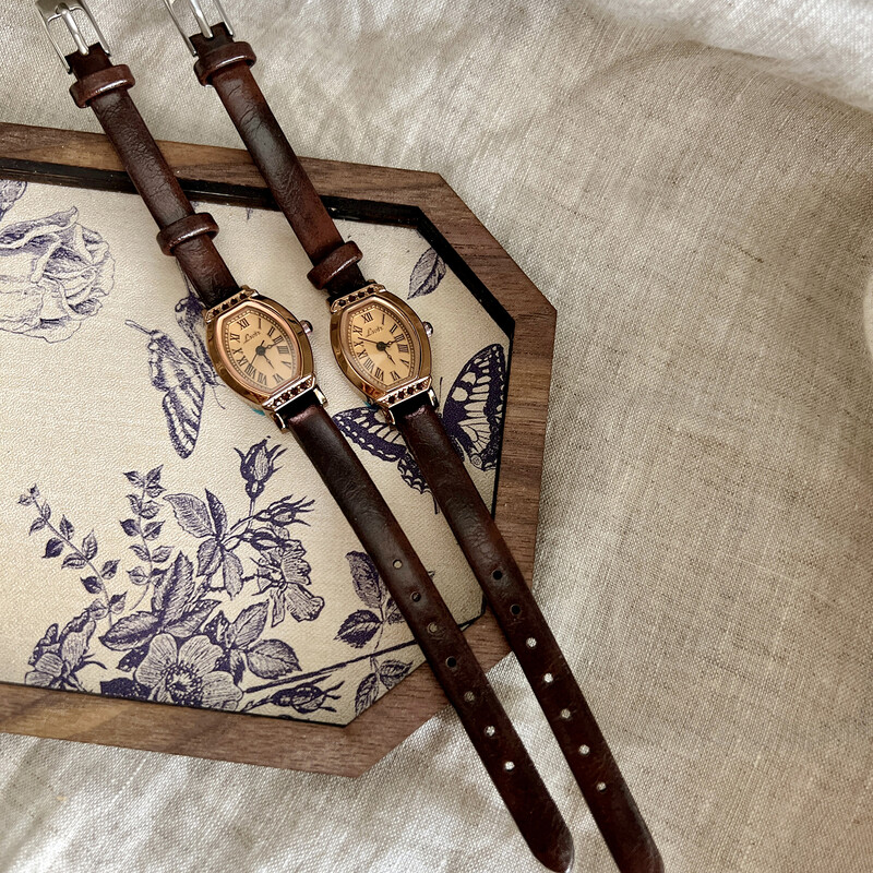 1 vnt senovinis laisvalaikio elegantiškas moteriškas kavos rudos spalvos odinis laikrodis su madingu statinės formos laikrodžio ciferblatu su kalnų krištolo dekoru