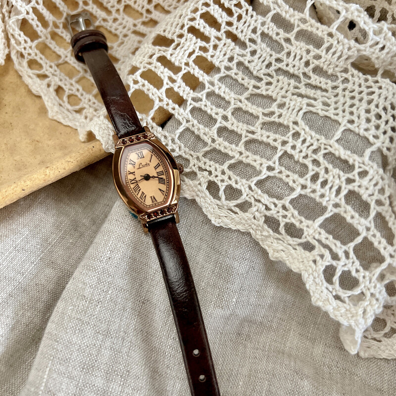 1 vnt senovinis laisvalaikio elegantiškas moteriškas kavos rudos spalvos odinis laikrodis su madingu statinės formos laikrodžio ciferblatu su kalnų krištolo dekoru