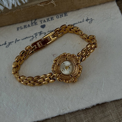 1 брой френски златен ретро дамски часовник Camellia, изискан, елегантен, персонализиран, модерен, елегантен водоустойчив дамски кварцов часовник, подходящ за ежедневно носене, декоративна китка за парти ваканция