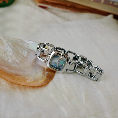 1 gab sieviešu elegants augstākās klases modes luksusa kvarca pulkstenis, nerūsējošā tērauda siksniņa, kalnu kristāls un perlamutra ciparnīca, dobs dizains