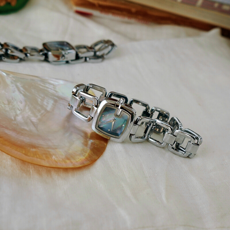 1 gab sieviešu elegants augstākās klases modes luksusa kvarca pulkstenis, nerūsējošā tērauda siksniņa, kalnu kristāls un perlamutra ciparnīca, dobs dizains