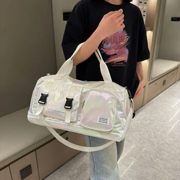 Holographic Glamour Duffel Bag - Ευρύχωρη, κομψή μπλούζα ώμου με θήκη παπουτσιών για άνετες αποδράσεις το Σαββατοκύριακο -