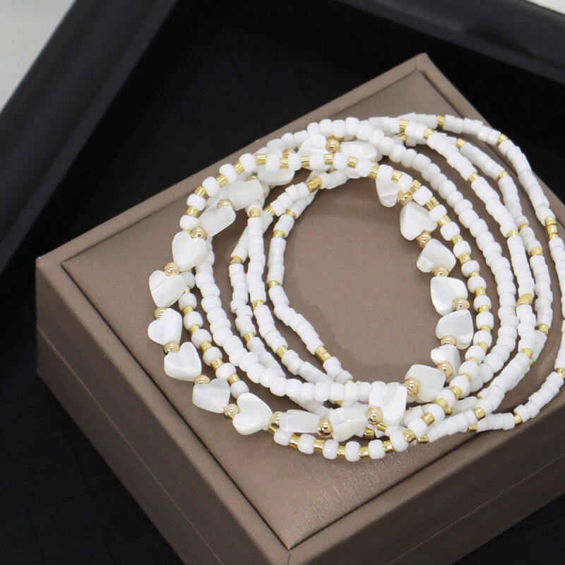 6gab. Smalku baltu pērlīšu sirds un apvalka komplekts ar rokām darinātām fāzēm elastīgām daudzslāņu rokassprādzēm Valentīna dāvanai B082