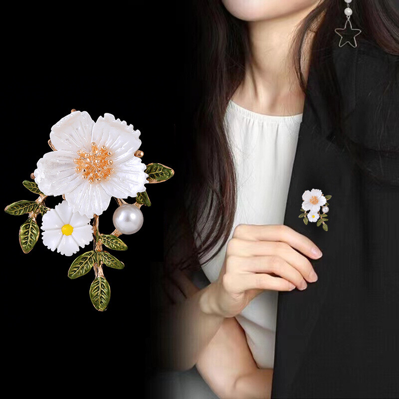 Broșă cu margaretă albă emailată din metal pentru femei, la modă și rafinată insignă cu flori de plante perle, cadou simplu și versatil pentru bijuterii