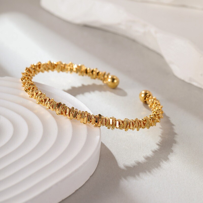 Visokokvalitetna bakrena zlatna francuska ženska narukvica s luksuznim izlomljenim dizajnom, klasična uredska narukvica koja čuva boju